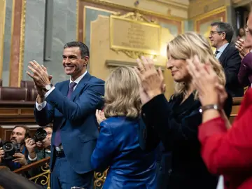 El presidente del Gobierno, Pedro Sánchez, aplaude tras finalizar la segunda sesión del debate de investidura como presidente de Gobierno, en el Congreso de los Diputados.