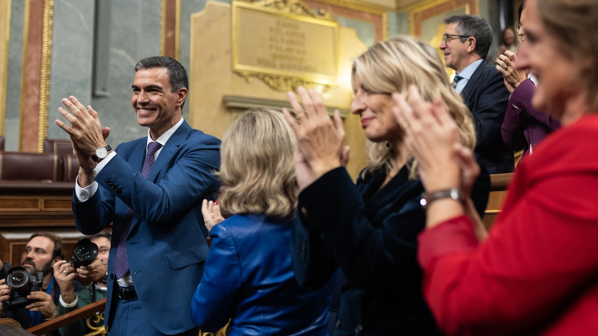 El presidente del Gobierno, Pedro Sánchez, aplaude tras finalizar la segunda sesión del debate de investidura como presidente de Gobierno, en el Congreso de los Diputados.