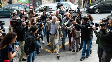 Tristán Ulloa como Alfonso Basterra, rodeado de periodistas en una escena de 'El caso Asunta'.