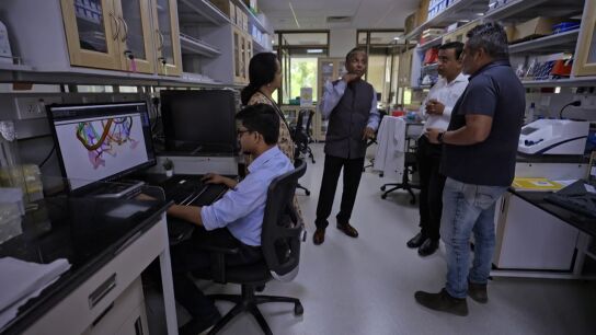 Un bi&oacute;logo indio asegura que las grandes farmac&eacute;uticas no quieren encontrar un antibi&oacute;tico que acabe con las superbacterias