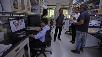 Un biólogo indio asegura que las grandes farmacéuticas no quieren encontrar un antibiótico que acabe con las superbacterias