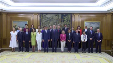 Los ministros y ministras del nuevo Gobierno posan junto al presidente del Ejecutivo, Pedro Sánchez, y el rey Felipe VI