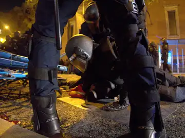 Efectivos de la policía detienen a algunos manifestantes a pocos metros de la sede del PSOE en Ferraz.