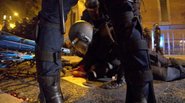 Efectivos de la policía detienen a algunos manifestantes a pocos metros de la sede del PSOE en Ferraz.