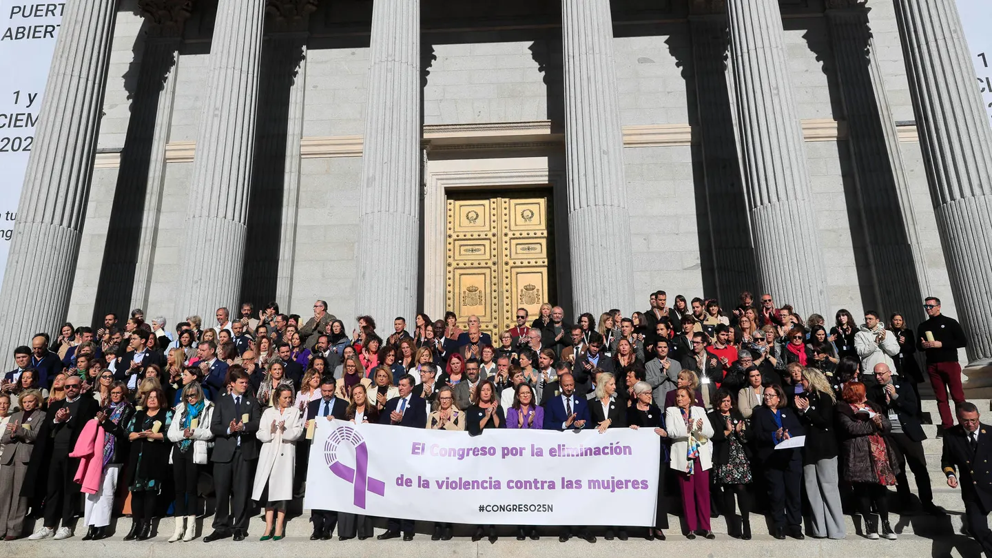 La presidenta del Congreso, Francina Armengol, junto a los miembros de la Mesa y decenas de diputados protagonizan uno de los actos conmemorativos del Día para la eliminación de la violencia contra las mujeres. La presidenta del Congreso, Francina Armengol, junto a los miembros de la Mesa y decenas de diputados protagonizan uno de los actos conmemorativos del Día para la eliminación de la violencia contra las mujeres.