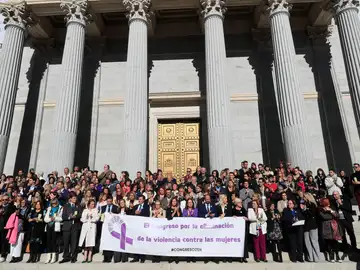 La presidenta del Congreso, Francina Armengol, junto a los miembros de la Mesa y decenas de diputados protagonizan uno de los actos conmemorativos del Día para la eliminación de la violencia contra las mujeres.