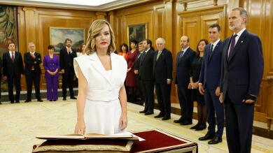 La nueva ministra Portavoz y ministra de Educaci&oacute;n y Deportes, Pilar Alegr&iacute;a, promete el cargo ante el rey