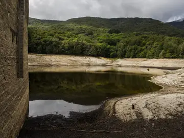 El pantano de Santa Fe seco, en el parque natural del Montseny, a 19 de septiembre de 2023, en Fogás de Monclús, Barcelona, Catalunya (España).El pantano de Santa Fe seco, en el parque natural del Montseny, a 19 de septiembre de 2023, en Fogás de Monclús, Barcelona, Catalunya (España).