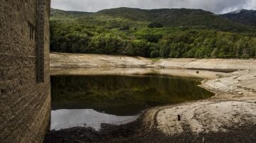 El pantano de Santa Fe seco, en el parque natural del Montseny, a 19 de septiembre de 2023, en Fogás de Monclús, Barcelona, Catalunya (España).El pantano de Santa Fe seco, en el parque natural del Montseny, a 19 de septiembre de 2023, en Fogás de Monclús, Barcelona, Catalunya (España).