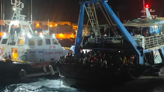 Un barco pesquero con alrededor de 400 inmigrantes llega al muelle comercial de Lampedusa, Sicilia (Italia), este 20 de noviembre de 2023. Un barco pesquero con alrededor de 400 inmigrantes llega al muelle comercial de Lampedusa, Sicilia (Italia), este 20 de noviembre de 2023.