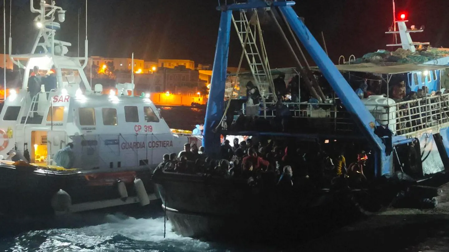 Un barco pesquero con alrededor de 400 inmigrantes llega al muelle comercial de Lampedusa, Sicilia (Italia), este 20 de noviembre de 2023. Un barco pesquero con alrededor de 400 inmigrantes llega al muelle comercial de Lampedusa, Sicilia (Italia), este 20 de noviembre de 2023.