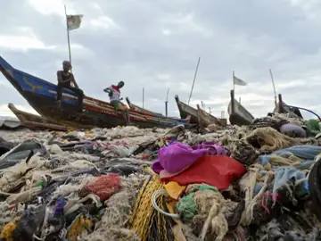 La repugnante playa de Ghana contaminada hasta el subsuelo por la ropa que crees &#39;donar&#39;: &quot;No hay un centímetro de arena&quot;