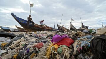 La repugnante playa de Ghana contaminada hasta el subsuelo por la ropa que crees 'donar': "No hay un centímetro de arena"
