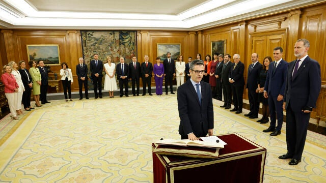 El nuevo ministro de Justicia y de Presidencia, Félix Bolaños, promete su cargo ante el rey Felipe en el Palacio de la Zarzuela. 
