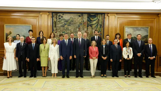 El rey Felipe y el presidente del Gobierno, Pedro Sánchez, posan para la foto de familia junto a los miembros del nuevo Ejecutivo. El rey Felipe y el presidente del Gobierno, Pedro Sánchez, posan para la foto de familia junto a los miembros del nuevo Ejecutivo.