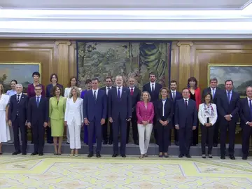 Foto de familia del nuevo Gobierno de Sánchez con Felipe VI