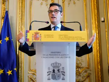 El nuevo ministro de Presidencia, Relaciones con las Cortes y Justicia, Félix Bolaños, interviene durante la toma de su cartera