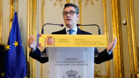 El nuevo ministro de Presidencia, Relaciones con las Cortes y Justicia, Félix Bolaños, interviene durante la toma de su cartera