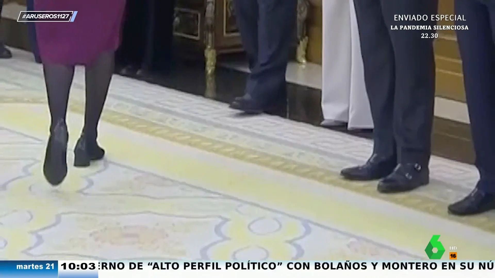 Escrivá se tropieza con la alfombra al ir a prometer el cargo