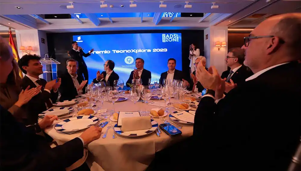 Entregando el Premio TecnoXplora a la mejor empresa del año Entregando el Premio TecnoXplora a la mejor empresa del año