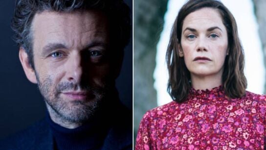 Michael Sheen (Prime Video) y Ruth Wilson (Foto de 'True things'-Filmin) protagonizar&aacute;n 'A very royal scandal'.