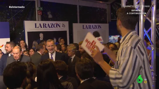 La sorprendente pregunta de Isma Juárez al rey Felipe VI Isma Juárez coincide en el 25º aniversario de 'La Razón' con Felipe VI, con el que pretende resolver "de qué lado está" respecto a una cuestión que "está dividiendo al país". La pregunta del reportero y la respuesta del rey, en este vídeo.