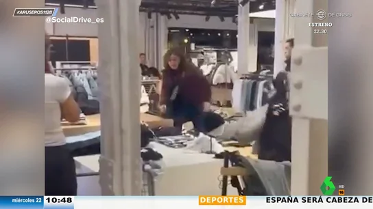 El viral en el que una mujer siembra el caos en una tienda al derribar todo lo que encuentra a su paso a gritos El viral en el que una mujer siembra el caos en una tienda al derribar todo lo que encuentra a su paso a gritos