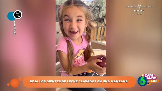 La sorpresa de una niña al descubrir que sus dientes se han quedado clavados en una manzana La sorpresa de una niña al descubrir que sus dientes se han quedado clavados en una manzana