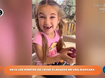 La sorpresa de una niña al descubrir que sus dientes se han quedado clavados en una manzana