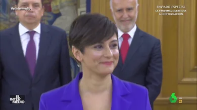 Vídeo manipulado - Isabel Rodríguez promete su cargo como ministra y recoge un Grammy Latino En este montaje de El Intermedio, Isabel Rodríguez promete su cargo como nueva ministra de Vivienda y Agenda Urbana en el mismo momento en el que, nada más y nada menos que David Bisbal, le entrega un premio en los Grammy Latino.