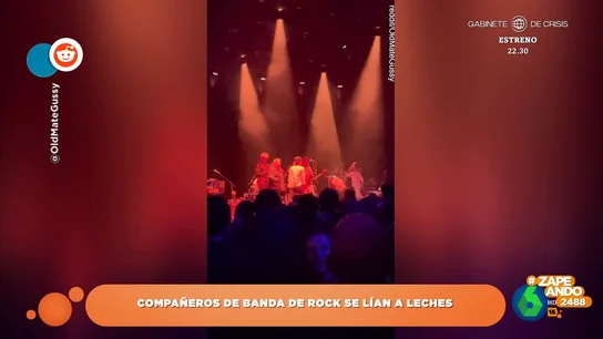 El cantante y el guitarrista de un grupo terminan a golpes en pleno concierto El cantante y el guitarrista de un grupo terminan a golpes en pleno concierto