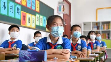 Niños acuden a clase en Pekín
