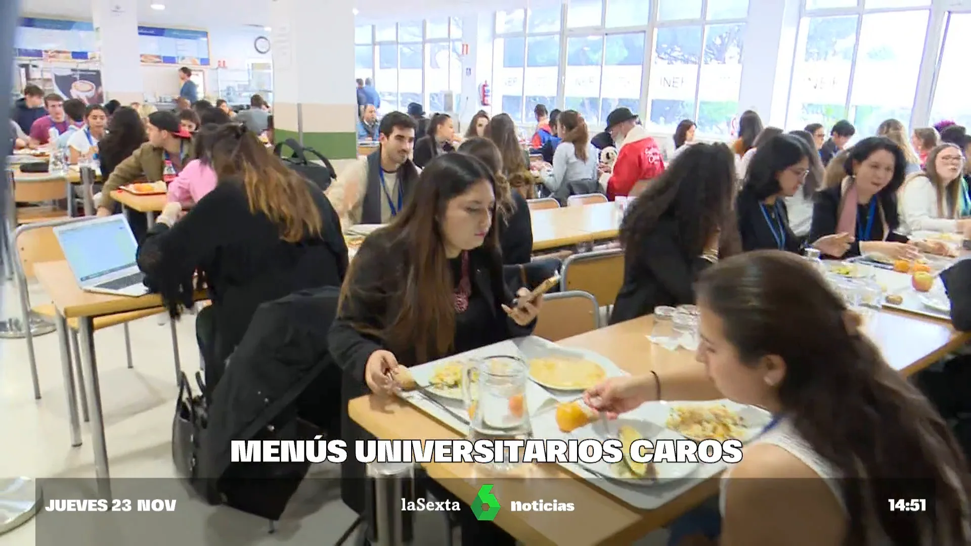 Estudiantes universitarios en el comedor