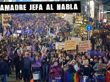 Cientos de personas en una manifestación contra las violencias machistas el 25N de 2022 en Vigo