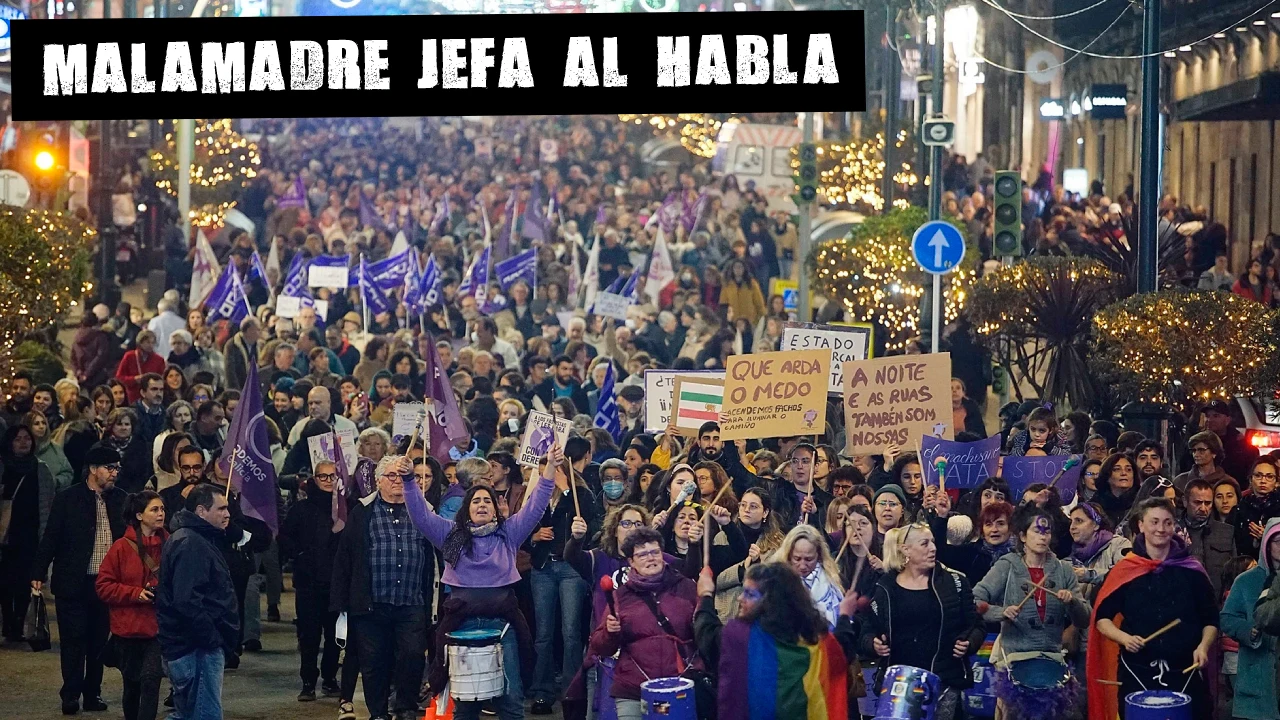 Cientos de personas en una manifestación contra las violencias machistas el 25N de 2022 en Vigo