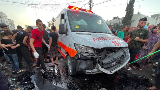 Un grupo de palestinos comprueban los daños ocasionados a una ambulancia en la entrada del hospital de Al Shifa, en Gaza, el 3 de noviembre de 2023. Un grupo de palestinos comprueban los daños ocasionados a una ambulancia en la entrada del hospital de Al Shifa, en Gaza, el 3 de noviembre de 2023.