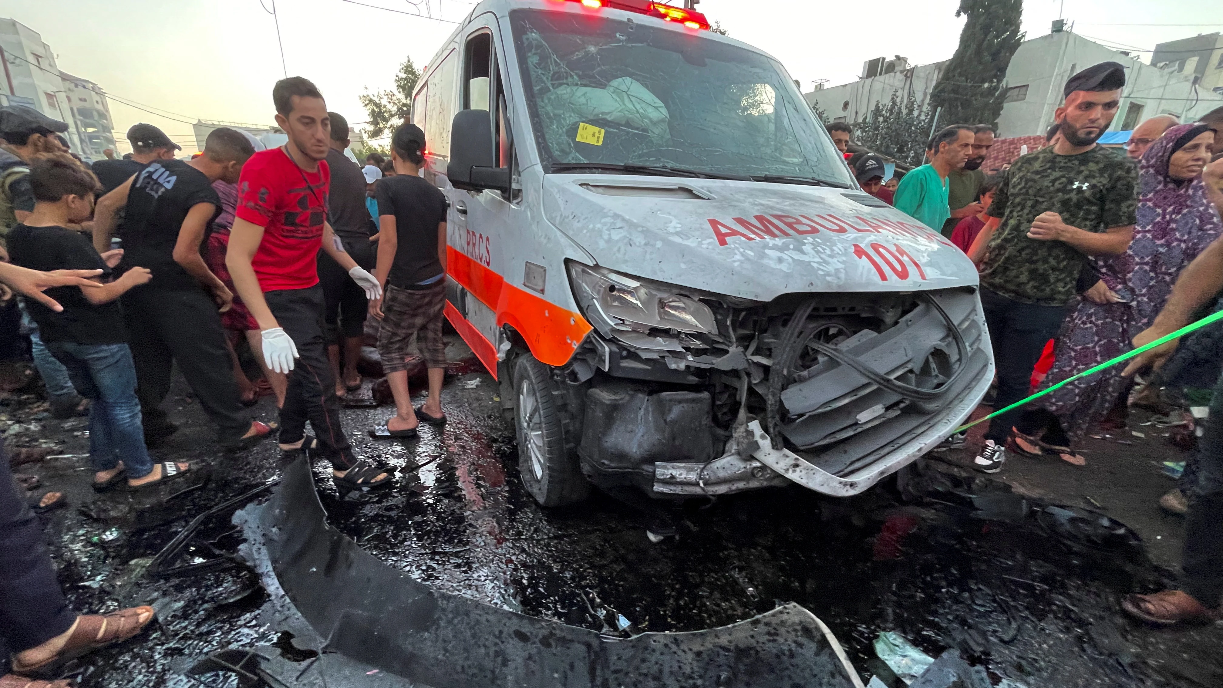 Un grupo de palestinos comprueban los daños ocasionados a una ambulancia en la entrada del hospital de Al Shifa, en Gaza, el 3 de noviembre de 2023.