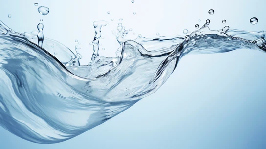 Una pequeña corriente de agua con salpicaduras Una pequeña corriente de agua con salpicaduras