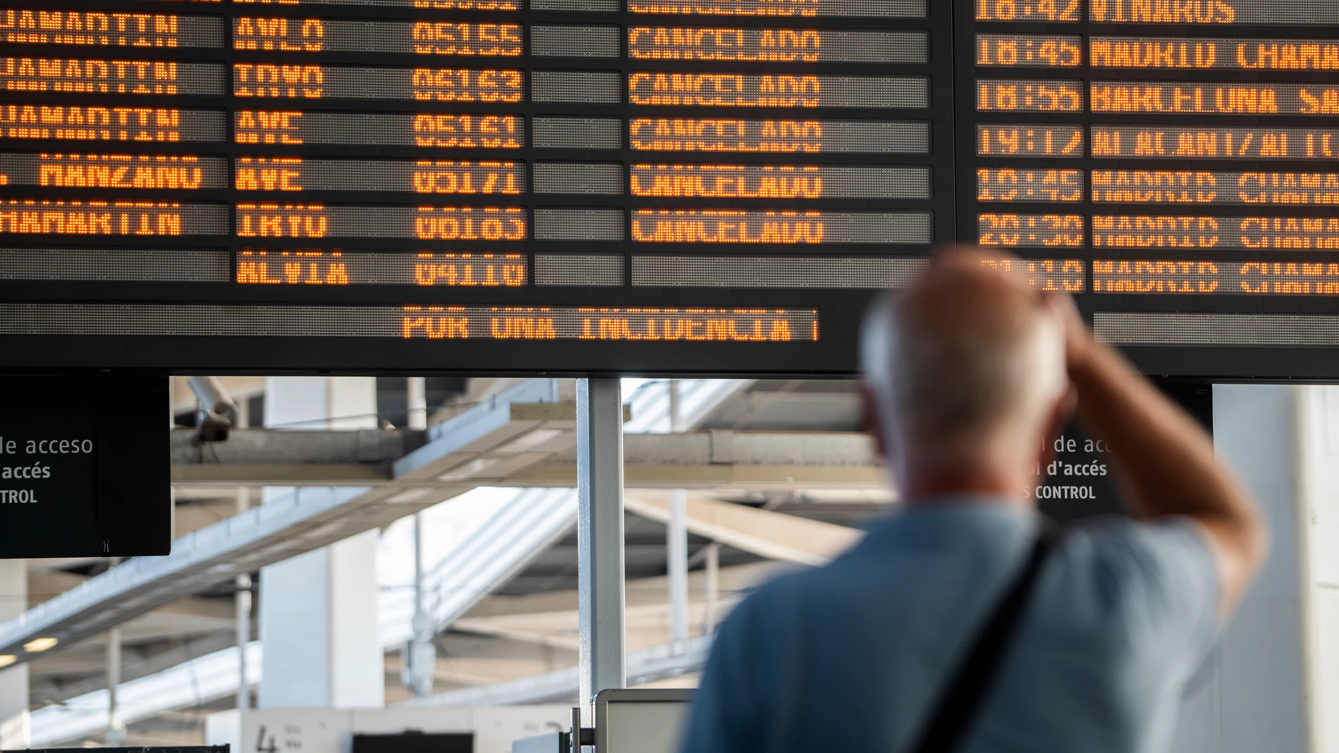 Un panel de viajes cancelados de la estación de ave Joaquín Sorolla, con motivo de la incidencia producida en un tren Alicante-Madrid Chamartín.