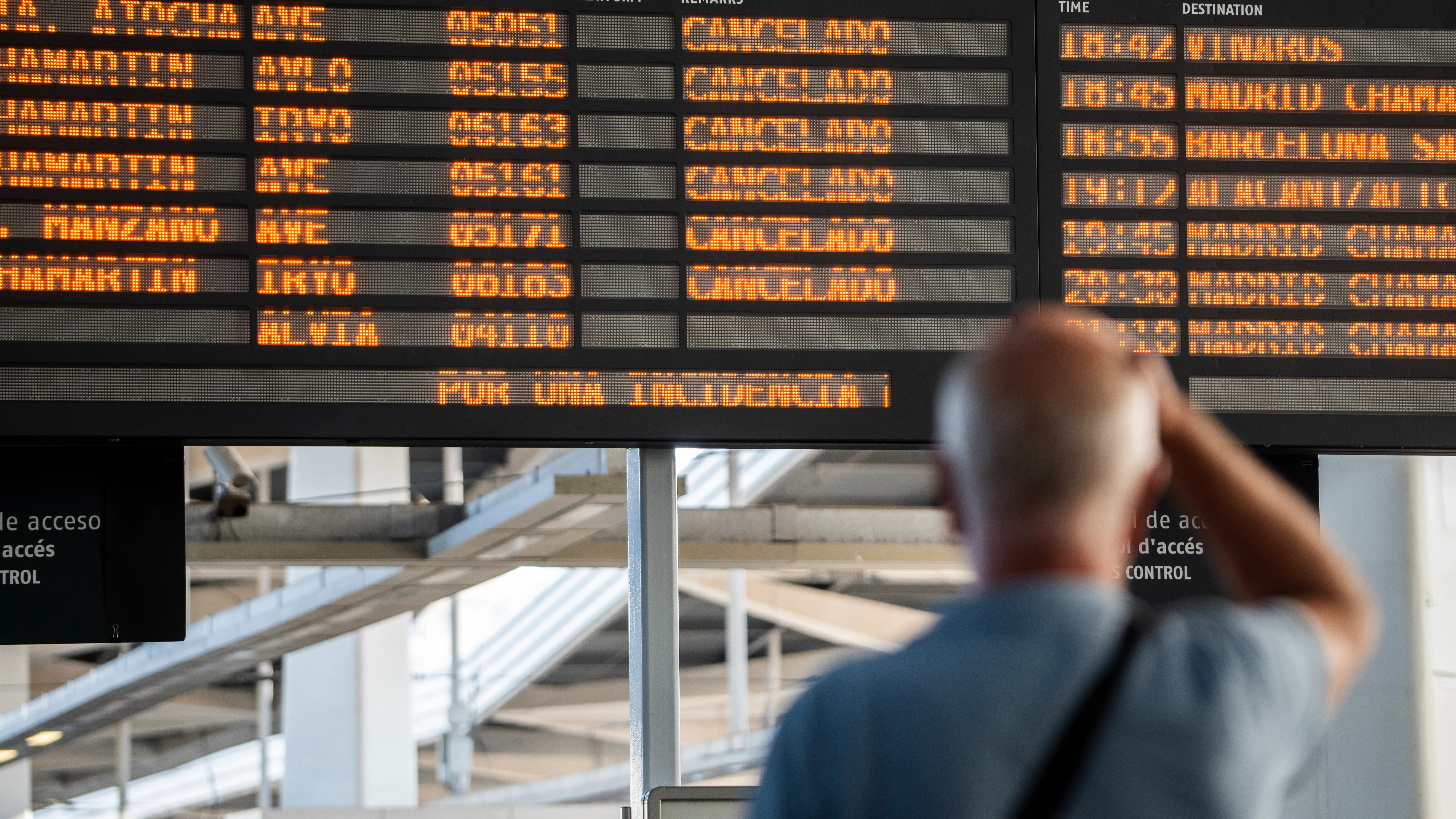 Un panel de viajes cancelados de la estación de ave Joaquín Sorolla, con motivo de la incidencia producida en un tren Alicante-Madrid Chamartín.