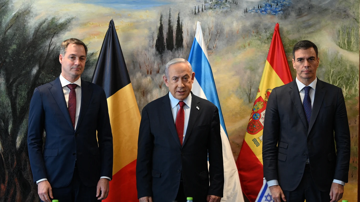 El presidente del Gobierno, Pedro Sánchez, junto al primer ministro de Israel, Benjamin Netanyahu, y el primer ministro belga, Alexander de Croo El presidente del Gobierno, Pedro Sánchez, junto al primer ministro de Israel, Benjamin Netanyahu, y el primer ministro belga, Alexander de Croo/ Reuters