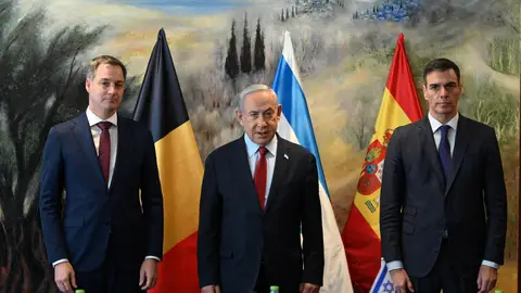 El presidente del Gobierno, Pedro Sánchez, junto al primer ministro de Israel, Benjamin Netanyahu, y el primer ministro belga, Alexander de Croo/ Reuters