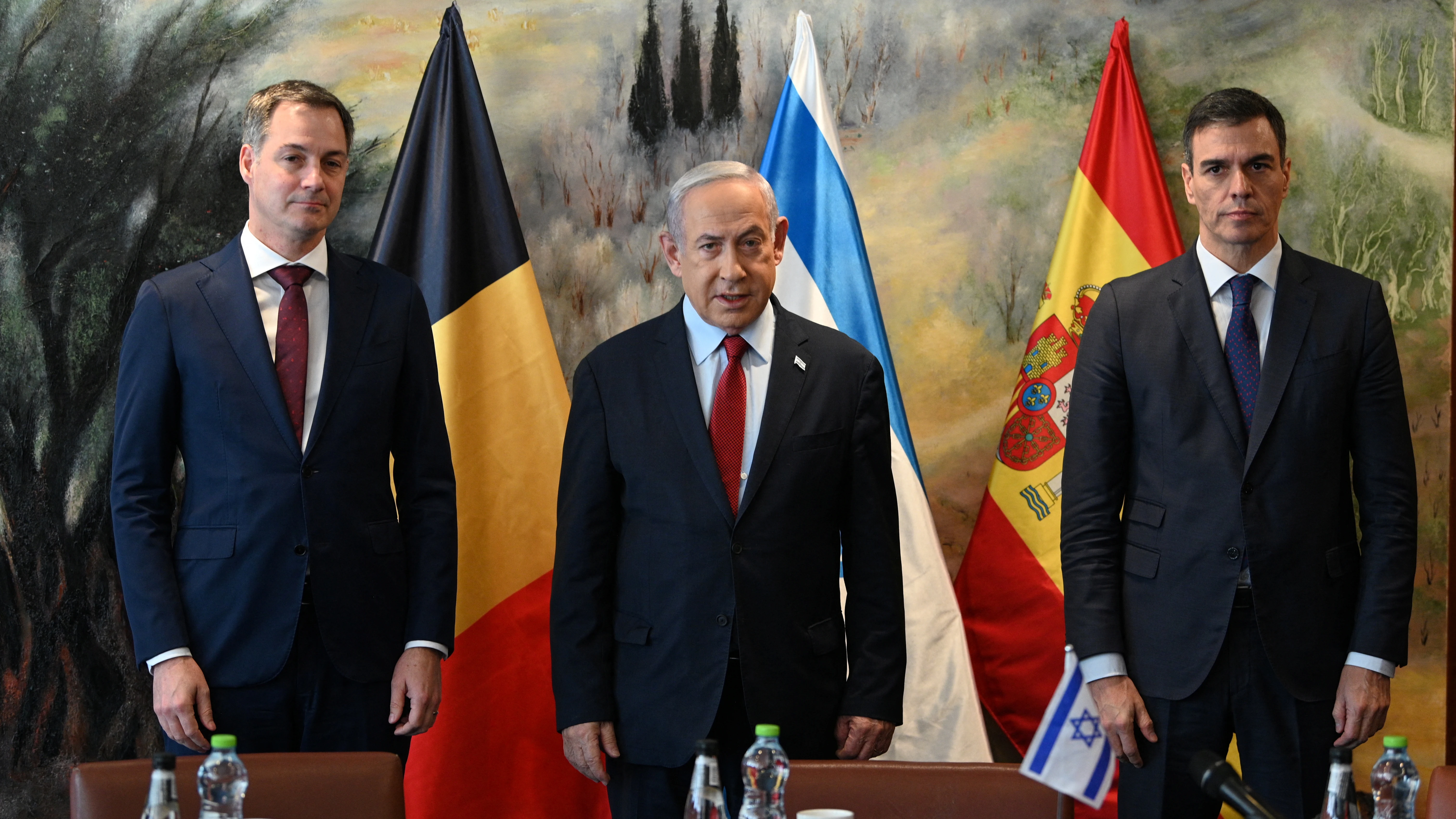 El presidente del Gobierno, Pedro Sánchez, junto al primer ministro de Israel, Benjamin Netanyahu, y el primer ministro belga, Alexander de Croo/ Reuters