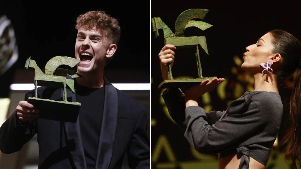 Patrick Criado y Úrsula Corberó posan con sus respectivos premios Ondas.