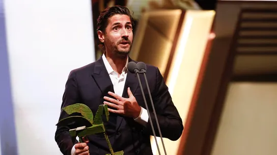 Juan Diego Botto durante su discurso de agradecimiento al recibir su premio Ondas por 'No me gusta conducir'. Juan Diego Botto durante su discurso de agradecimiento al recibir su premio Ondas por 'No me gusta conducir'.