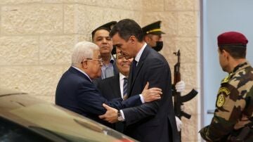 El presidente del Gobierno, Pedro Sánchez, con el presidente palestino, Mahmoud Abbas, en Ramala, Cisjordania. 