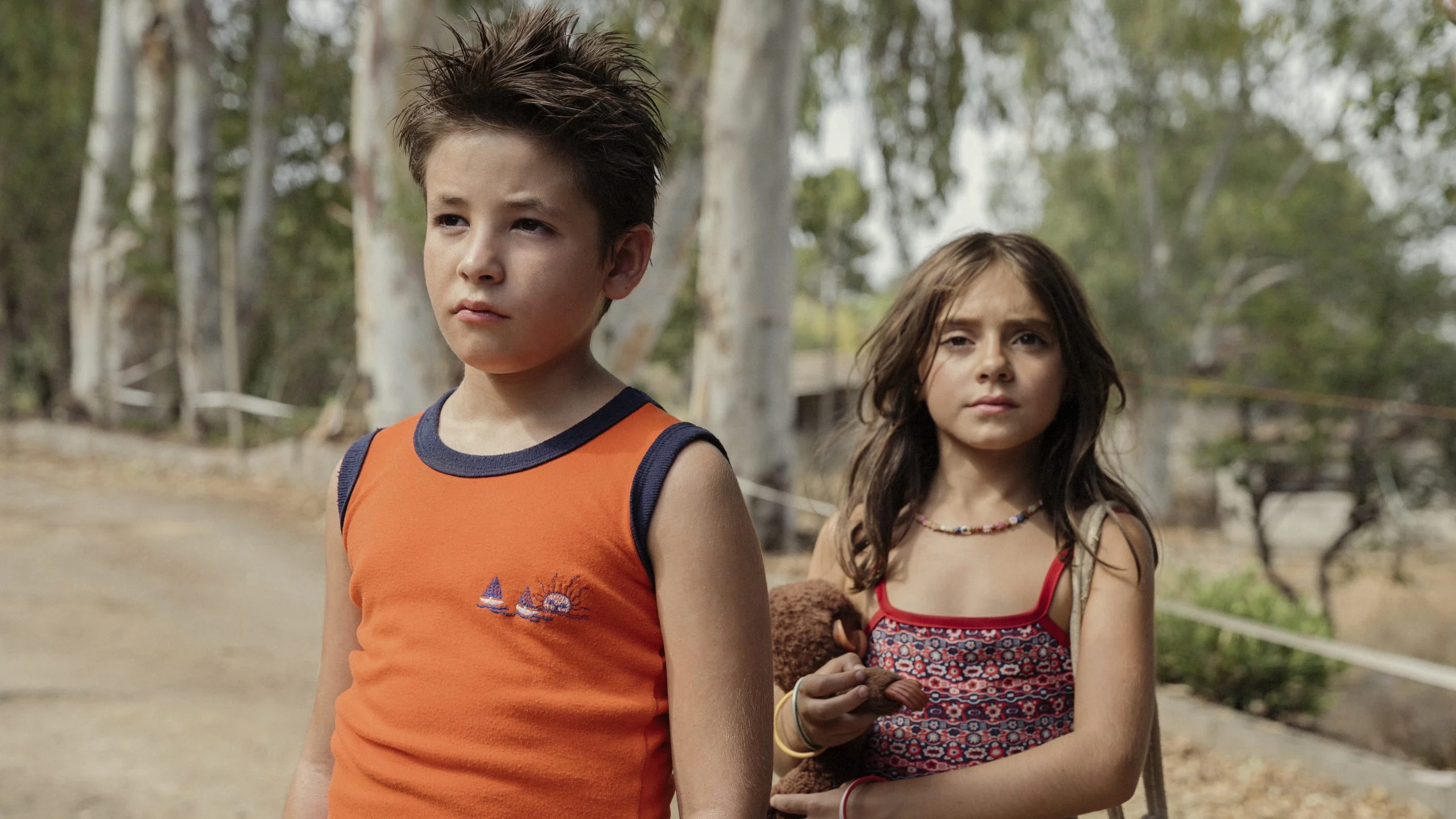Enric (Bruno Núñez) e Irene (Carla Moral), de niños en una escena de 'La Mesías'.