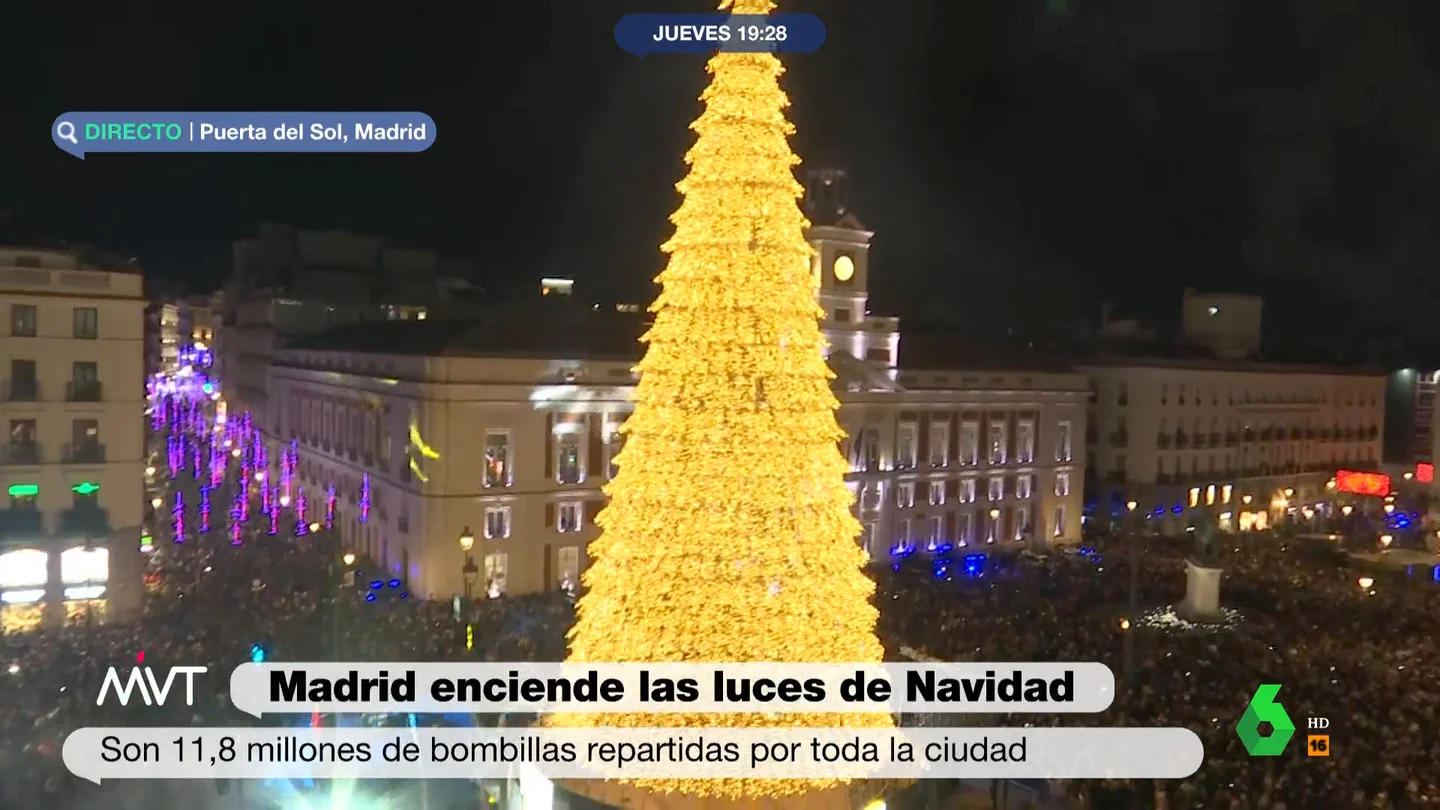 La reacción de Iñaki López al ver el árbol de Navidad de la Puerta del Sol "Es absolutamente inmenso", afirma en este vídeo Iñaki López instantes después de producirse el encendido de las luces de Navidad en la ciudad de Madrid, así como del árbol de 35 metros que presidirá la Puerta del Sol hasta el 7 de enero.
