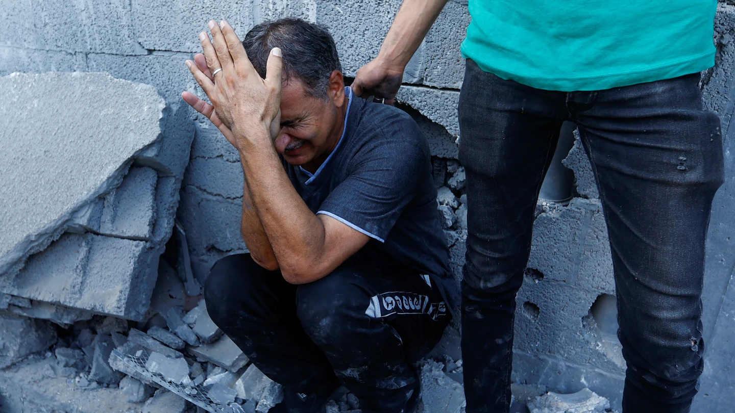 Un hombre palestino durante la búsqueda de supervivientes tras un ataque israelí contra una casa en Khan Younis, en el sur de la Franja de Gaza. Un hombre palestino durante la búsqueda de supervivientes tras un ataque israelí contra una casa en Khan Younis, en el sur de la Franja de Gaza.