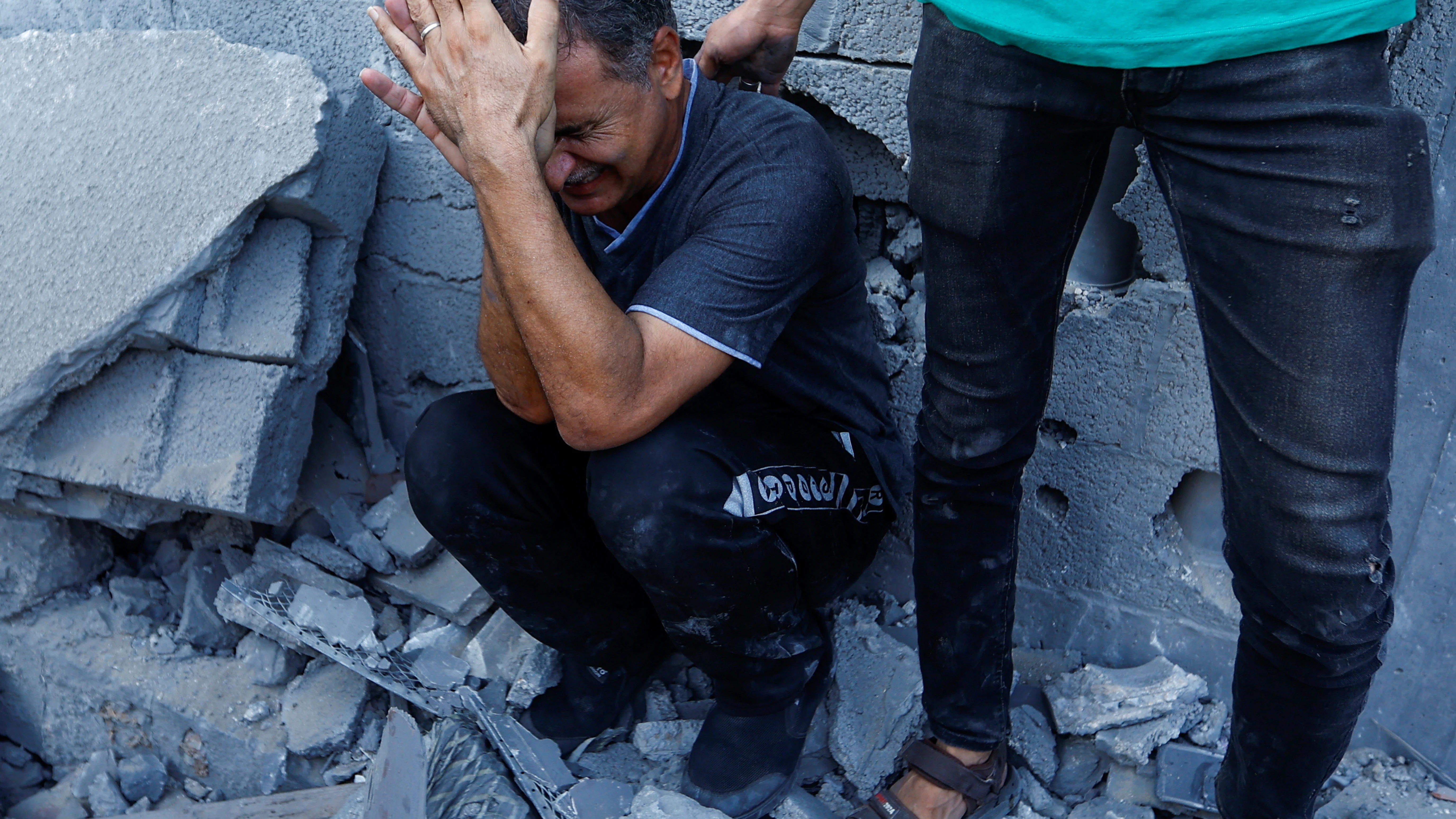  Un hombre palestino durante la búsqueda de supervivientes tras un ataque israelí contra una casa en Khan Younis, en el sur de la Franja de Gaza. 